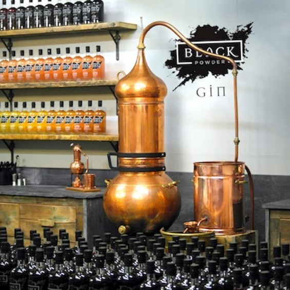 Kupfer-Destillierkolben mit Rotierender Säule Premium @ Black Powder Gin, Lancashire, Vereinigtes Königreich